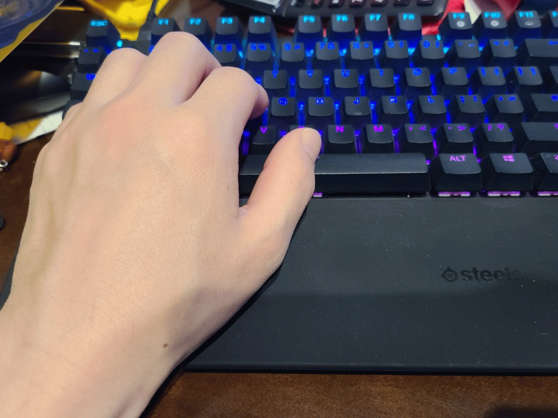 左手の掌底を軸に動く手